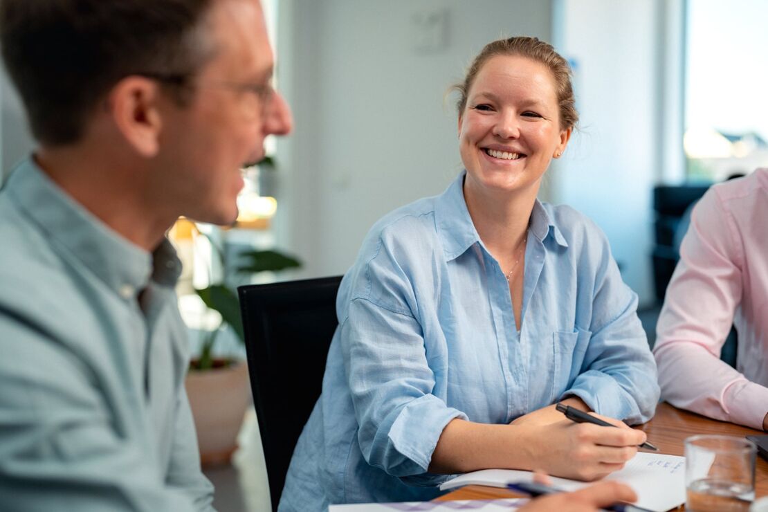 Setzen Sie auf geprüfte Qualität
Unsere Mitarbeiter stehen Ihnen zur Seite: Schon zu Beginn erhalten Sie eine ausführliche Beratung durch persönliche Ansprechpartner. Diese sind ebenso wie unser technischer Support an fünf Tagen in der Woche erreichbar. Sogar einen 24x7x4-Service haben wir im Programm.
Vom Service-Vertrag über die Zoll-Abwicklung bis hin zum Finanzierungsmodell – wir bieten alles aus einer Hand. UnsereRolle